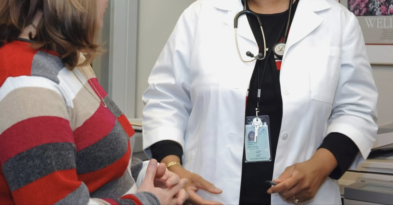 Discriminations dans les parcours de soins : la Défenseure des droits alerte